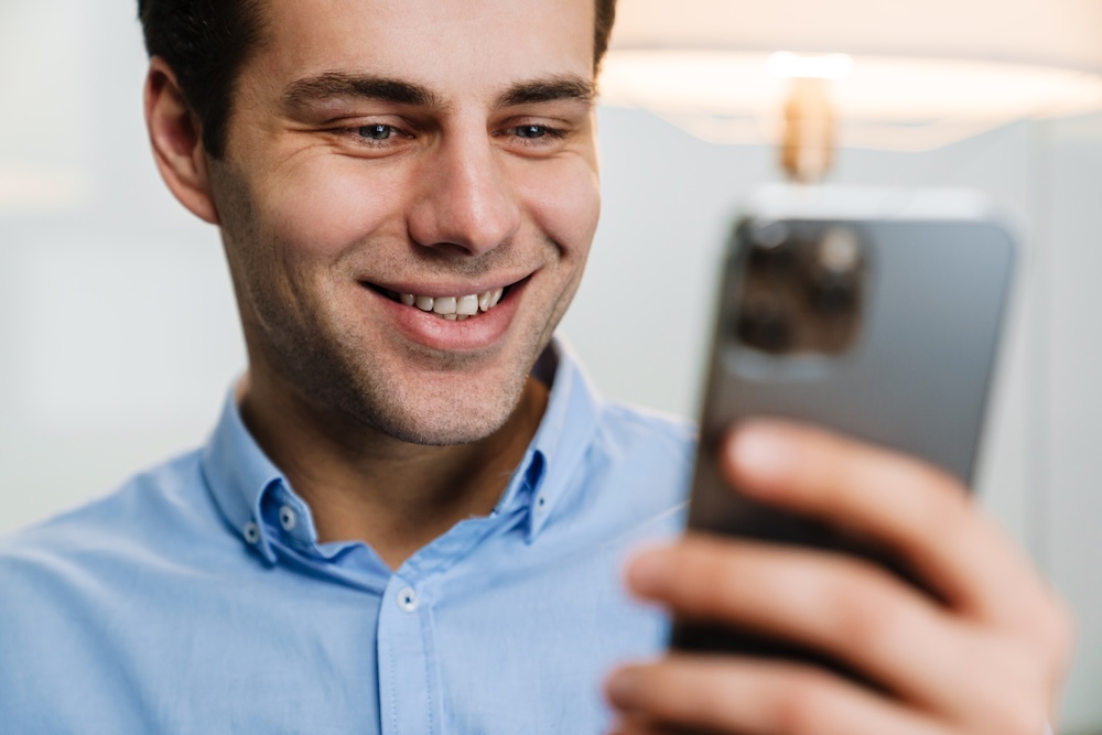 mężczyzna trzymający telefon 