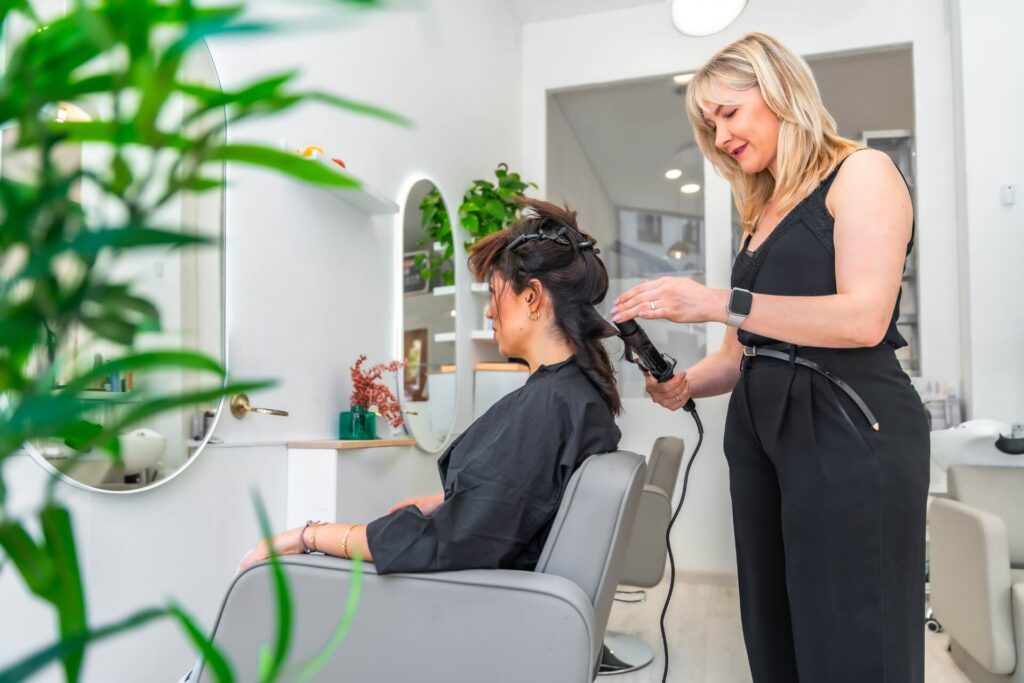 Jak urządzić salon fryzjerski w stylu skandynawskim?