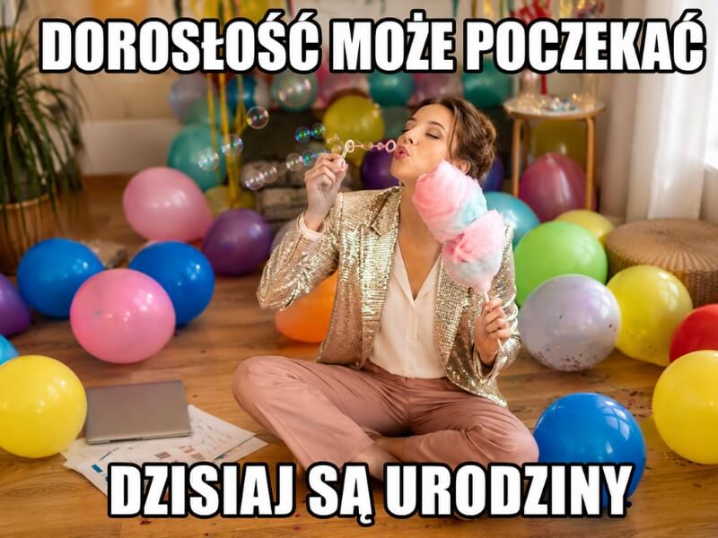 kobieta z watą cukrową i bańkami wśród balonów